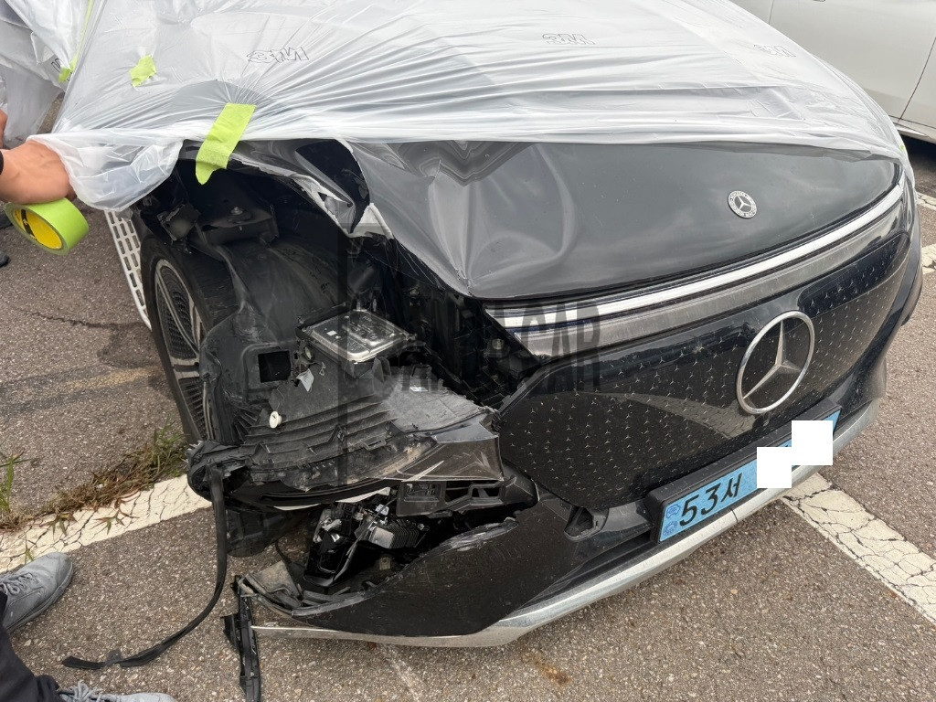 2023 Mercedes-Benz EQS450 4MATIC SUV, photograph 2