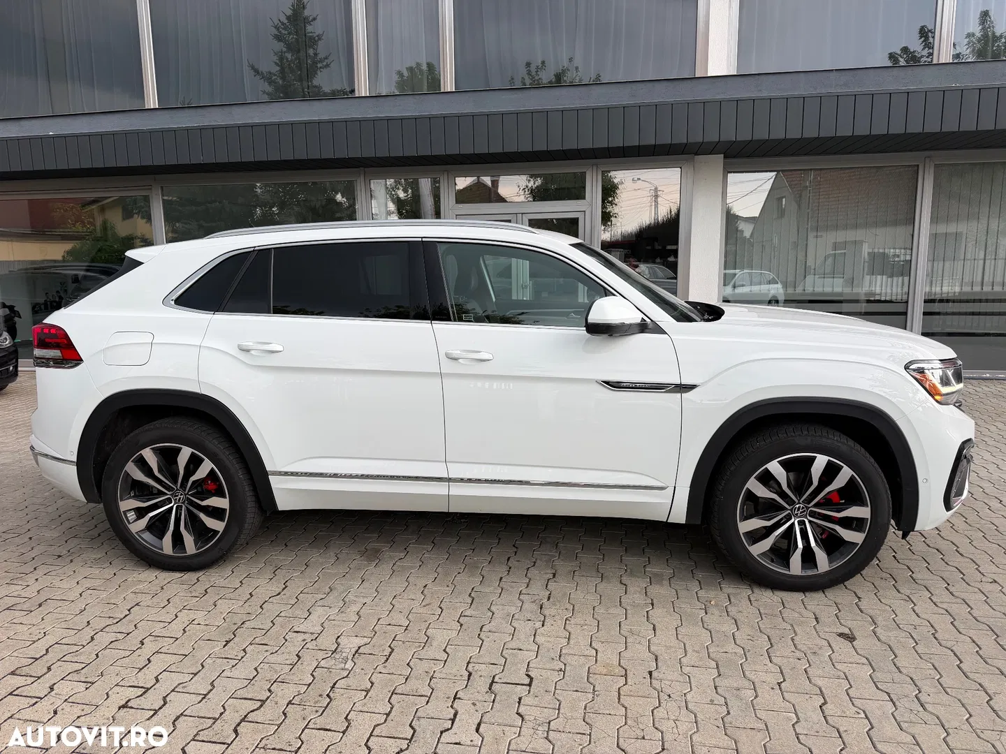 2022 Volkswagen Atlas, photograph 2