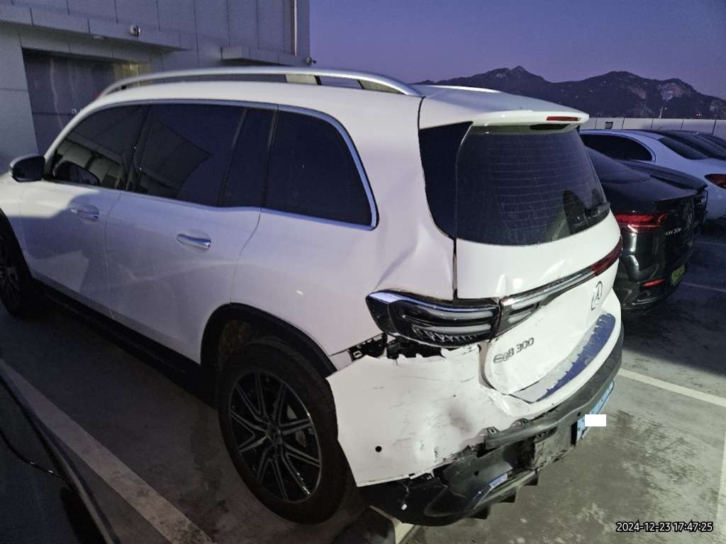 2025 Mercedes-Benz EQB 300 4MATIC, photograph 4