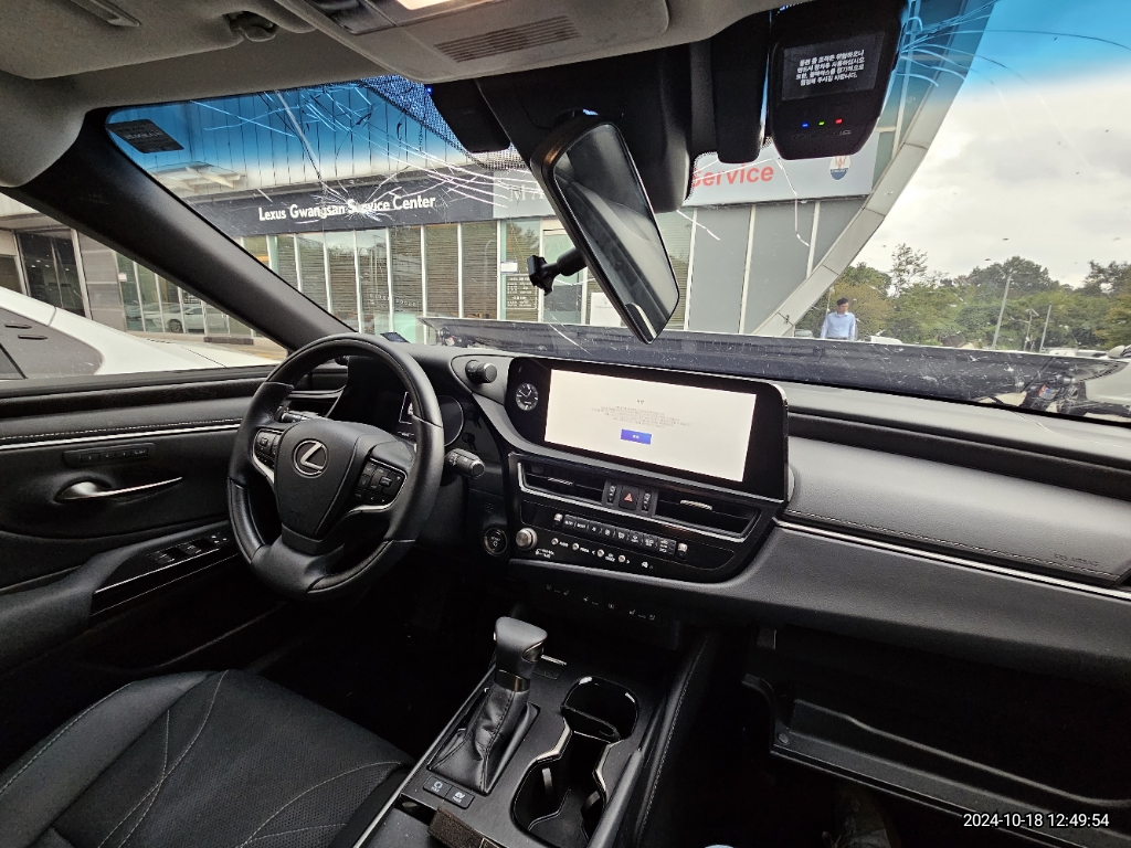2023 Lexus ES300h, photograph 2