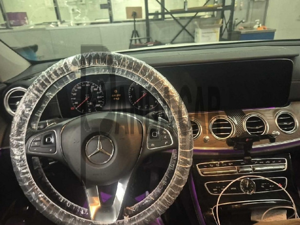 2017 Mercedes-Benz E300 4Matic, photograph 3