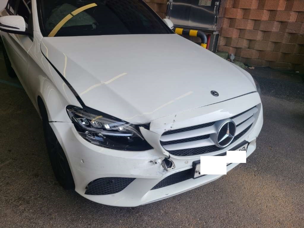 2020 Mercedes-Benz C200, photograph 2