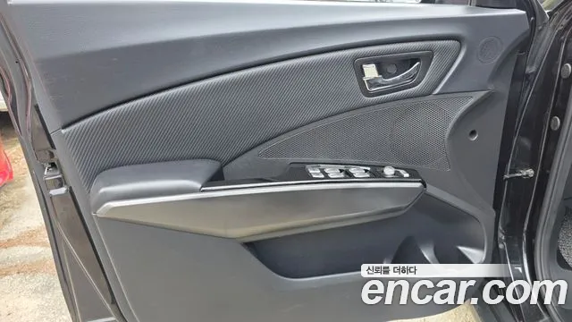 2017 KG_Mobility_Ssangyong TIBOLI Diesel RX 2WD, photograph 1