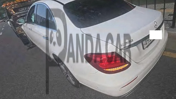 2019 Mercedes-Benz E300, photograph 2