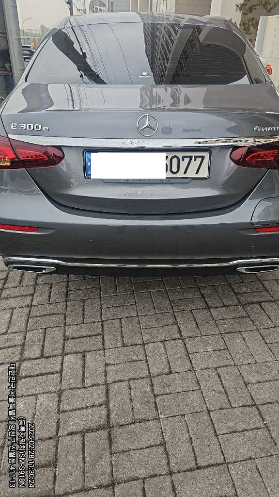 2021 Mercedes-Benz E300 e 4MATIC, photograph 1