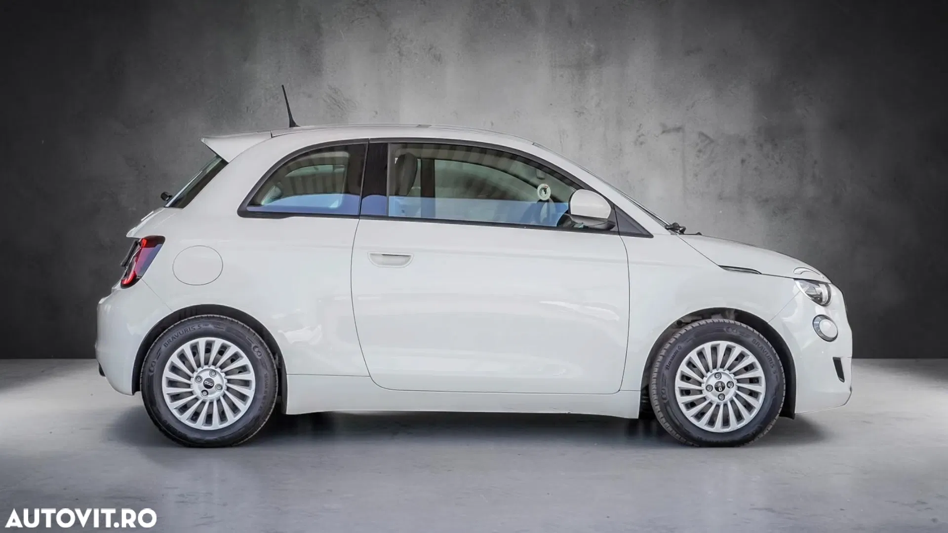 2021 Fiat 500E Action, photograph 7