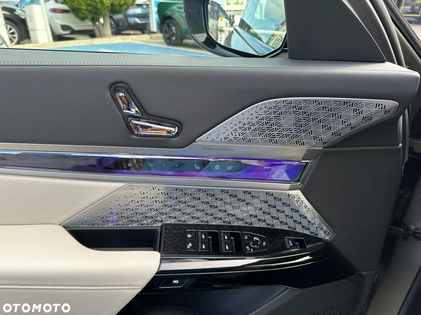 2025 BMW Seria 7 M760e PHEV xDrive Individual Edition sport, photograph 11