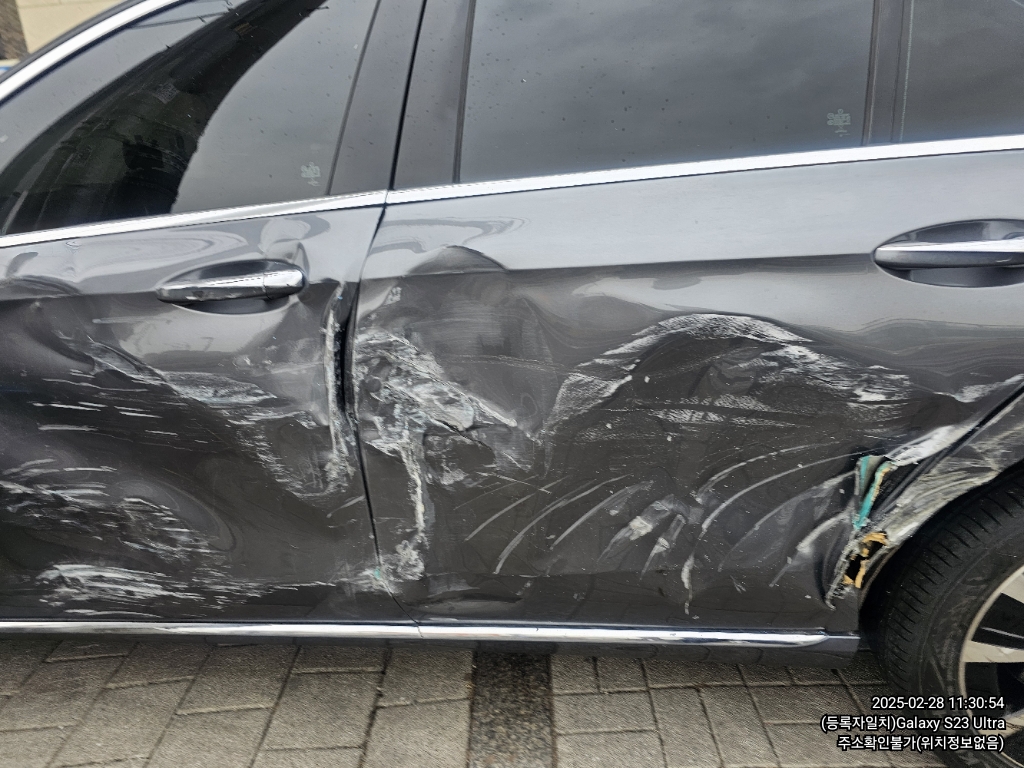 2021 Mercedes-Benz E300 e 4MATIC, photograph 2