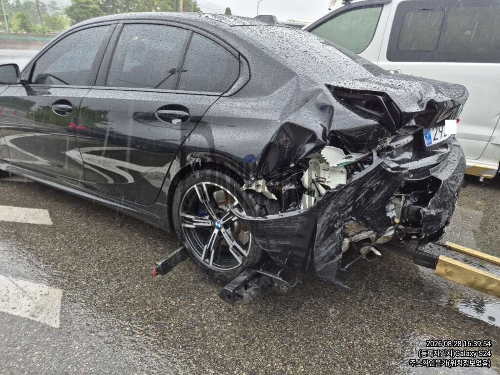 2025 BMW 320i, photograph 4