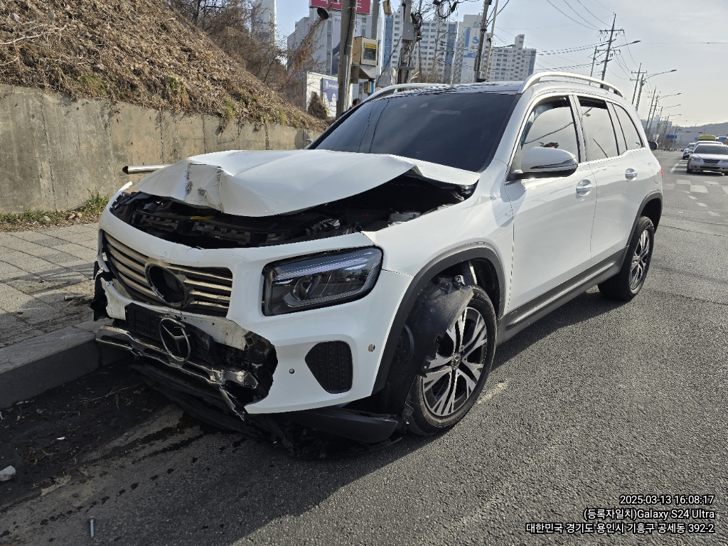 2024 Mercedes-Benz GLB200 d, photograph 5