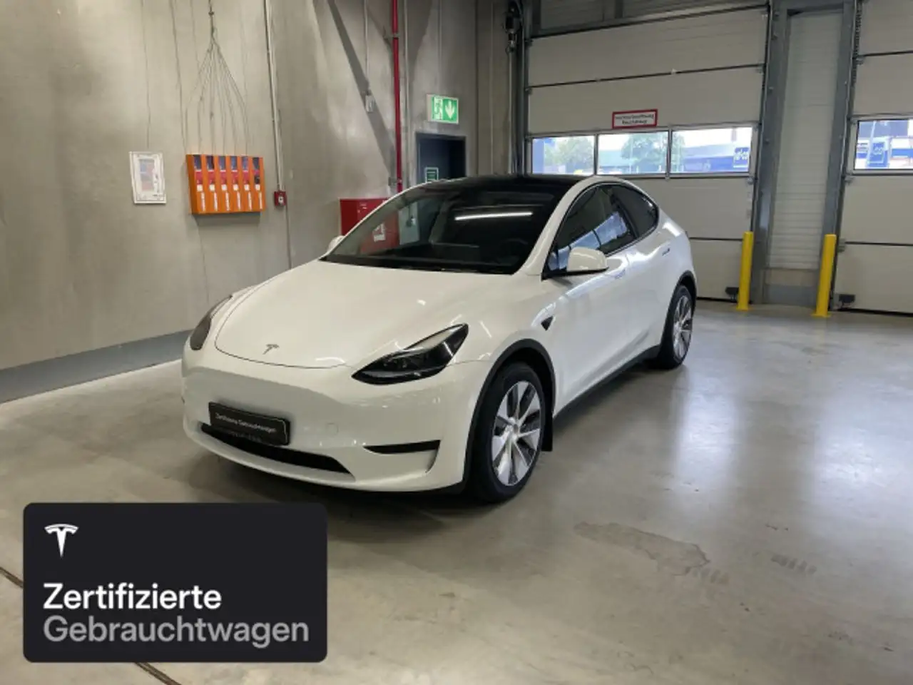 2023 Tesla Model Y Rear-Wheel Drive, photograph 2