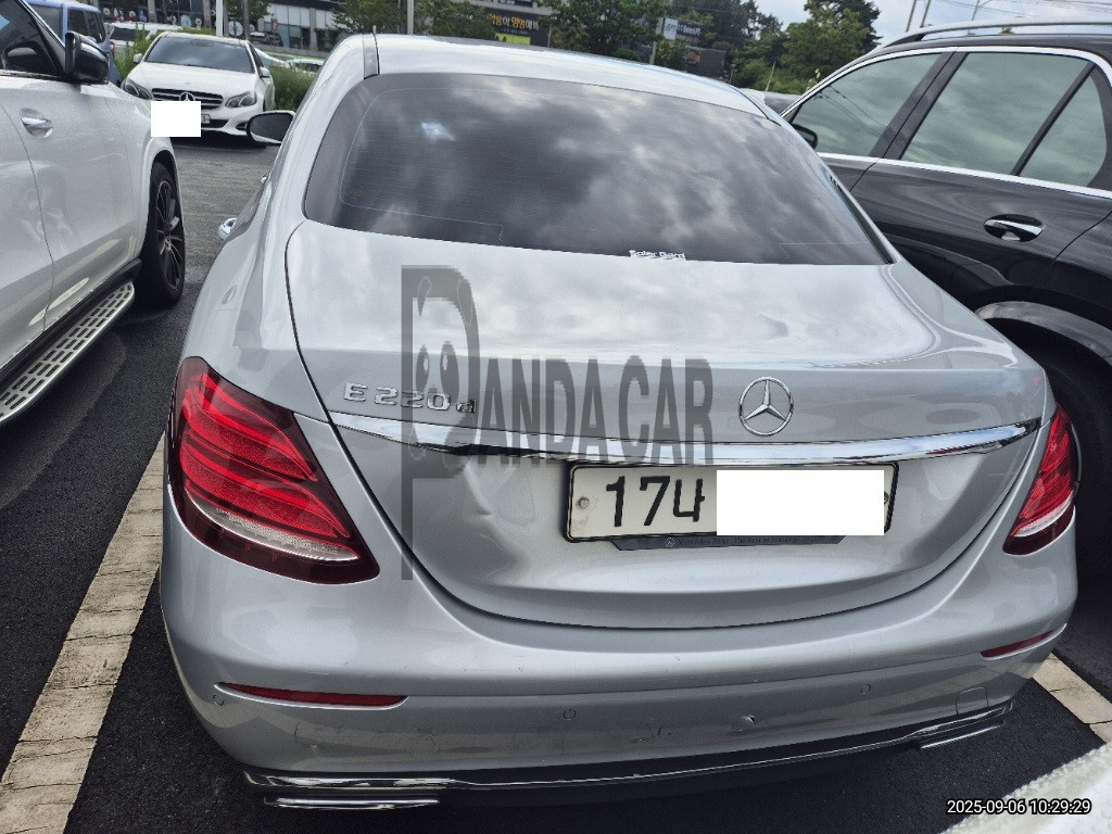 2017 Mercedes-Benz E220 d, photograph 2