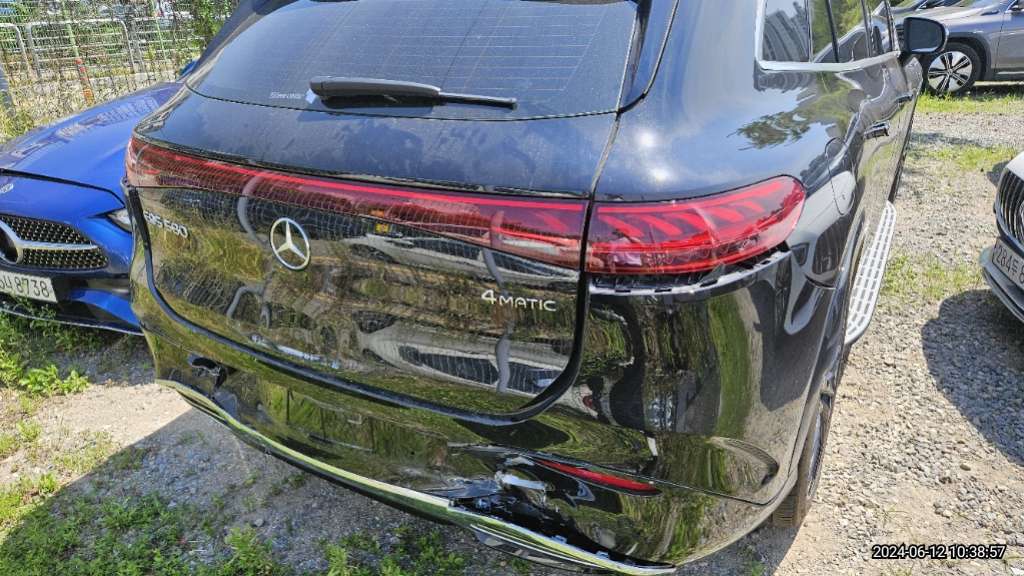2023 Mercedes-Benz EQS580 4MATIC SUV, photograph 3
