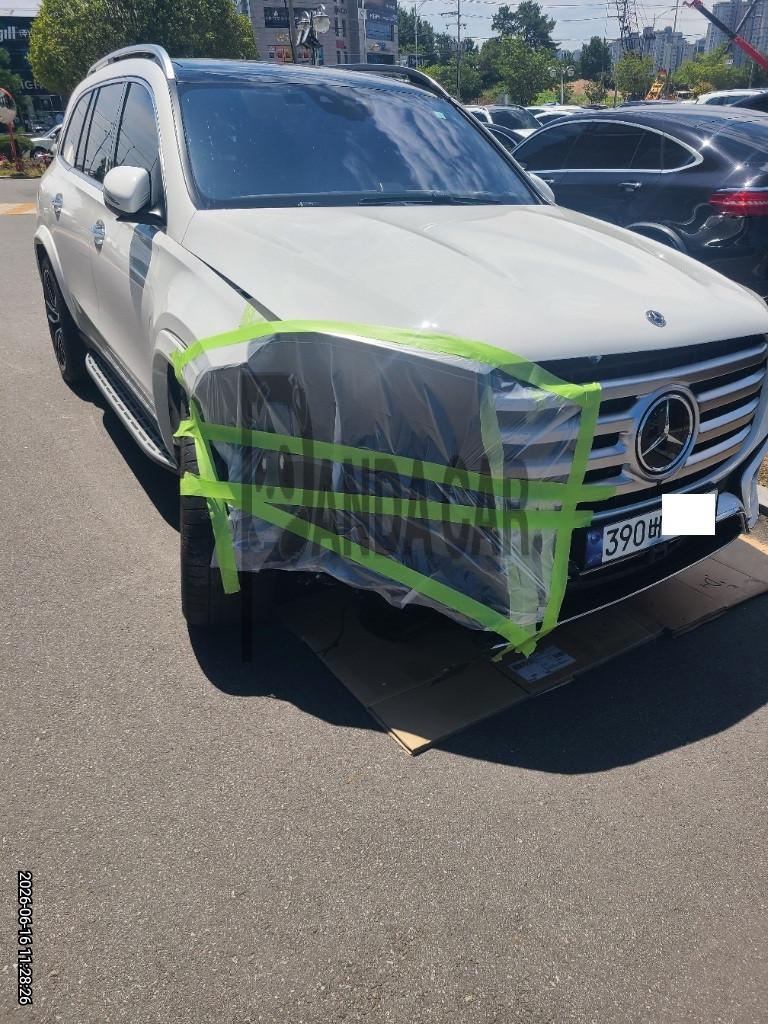 2024 Mercedes-Benz GLS 580 4MATIC, photograph 2
