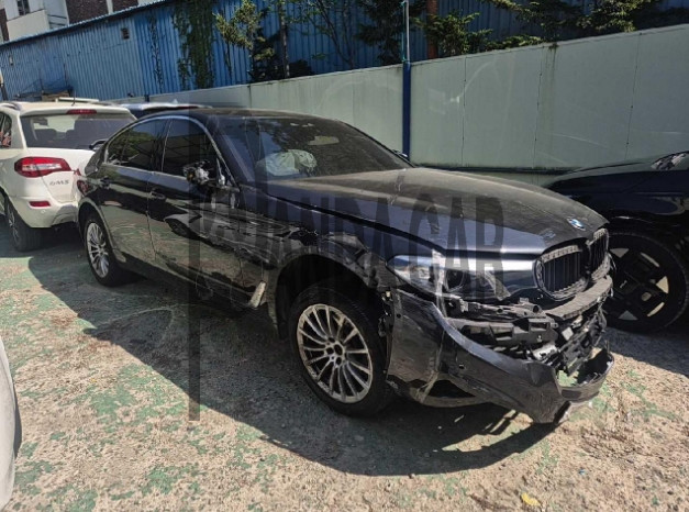2020 BMW 520i Luxury, photograph 3
