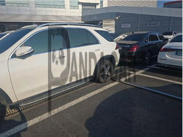 2020 Mercedes-Benz GLE300 d 4MATIC, photograph 2