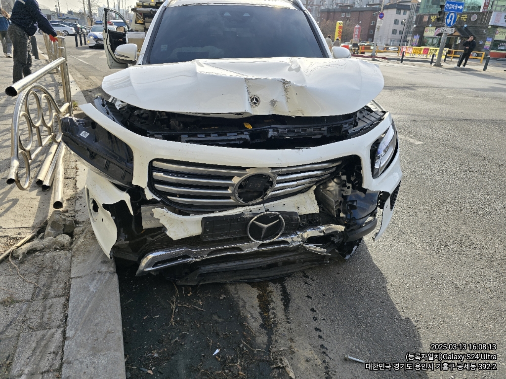 2024 Mercedes-Benz GLB200 d, photograph 1