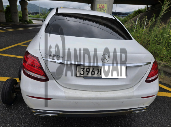 2020 Mercedes-Benz E220 d, photograph 1