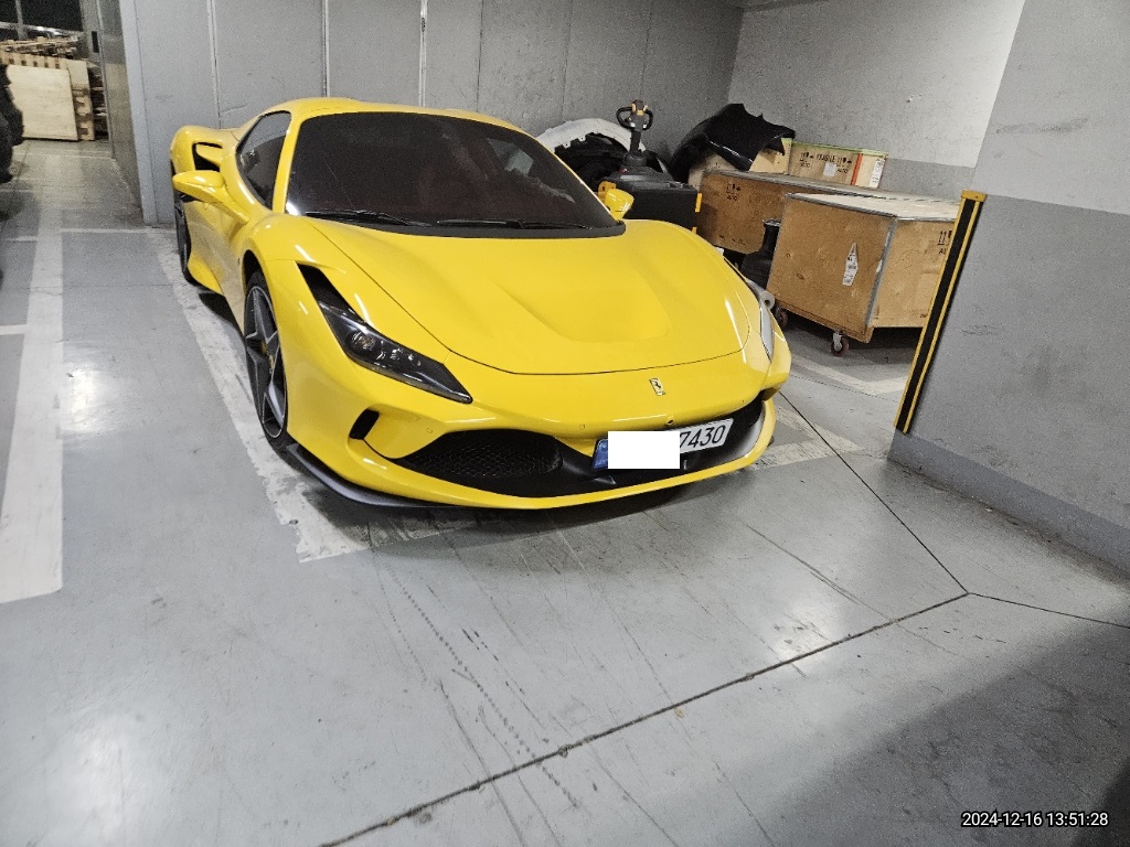2022 Ferrari F8 Spider, photograph 6