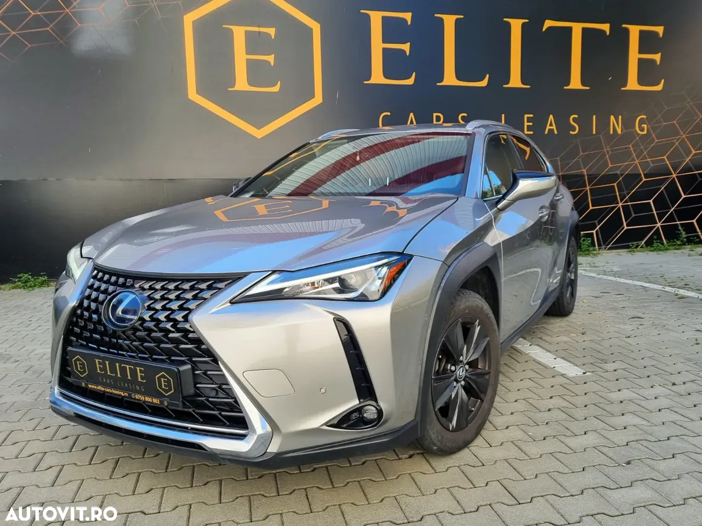 Lexus UX 250h — photo 1 of 31