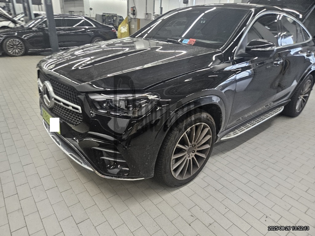 2025 Mercedes-Benz GLE 450 4MATIC Coupe, photograph 2