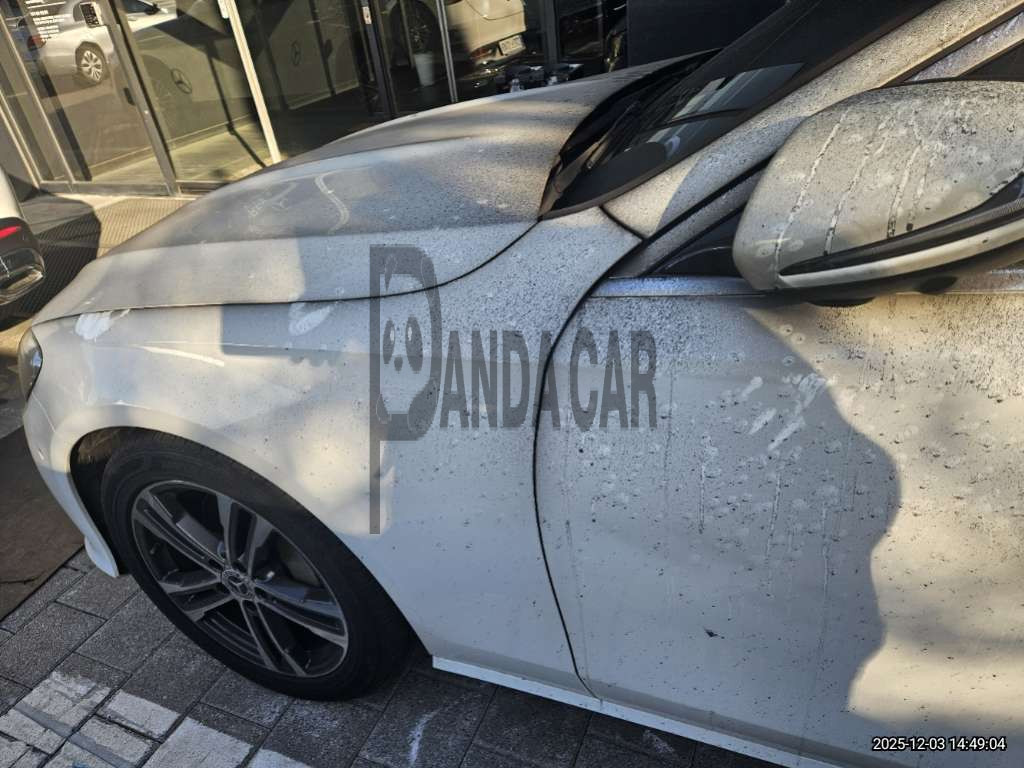 2021 Mercedes-Benz E350 4MATIC, photograph 2