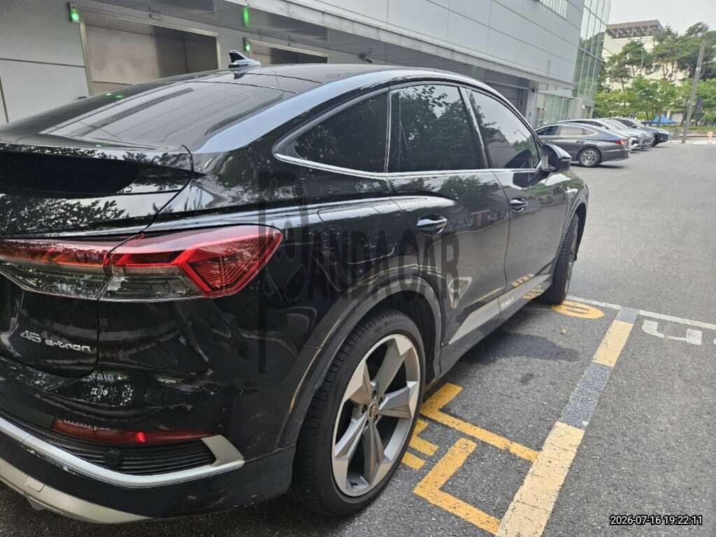 2025 Audi Q4 Sportback 45 e-tron, photograph 3