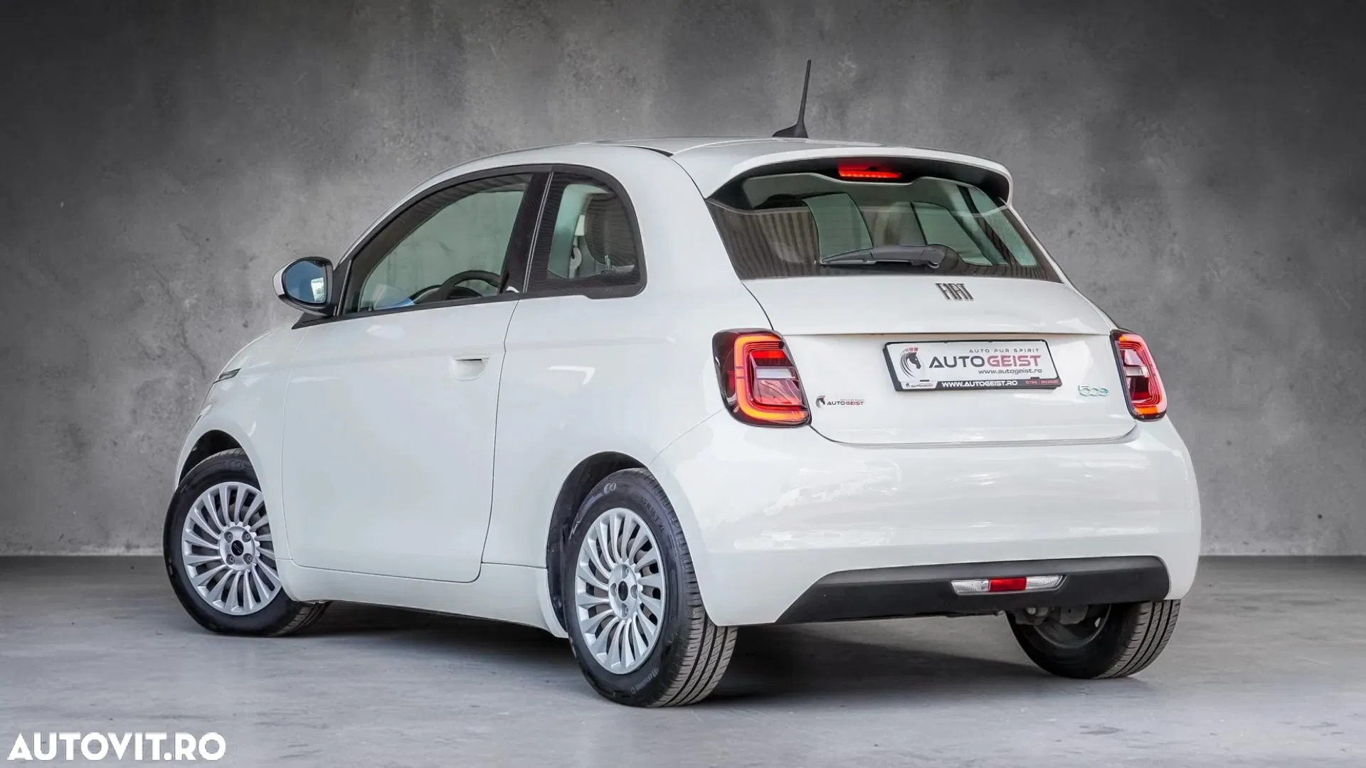 2021 Fiat 500E Action, photograph 4