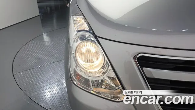 Hyundai Starex 12-Seater Wagon — photo 1 of 30