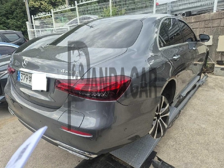 2021 Mercedes-Benz E300 e 4MATIC, photograph 4