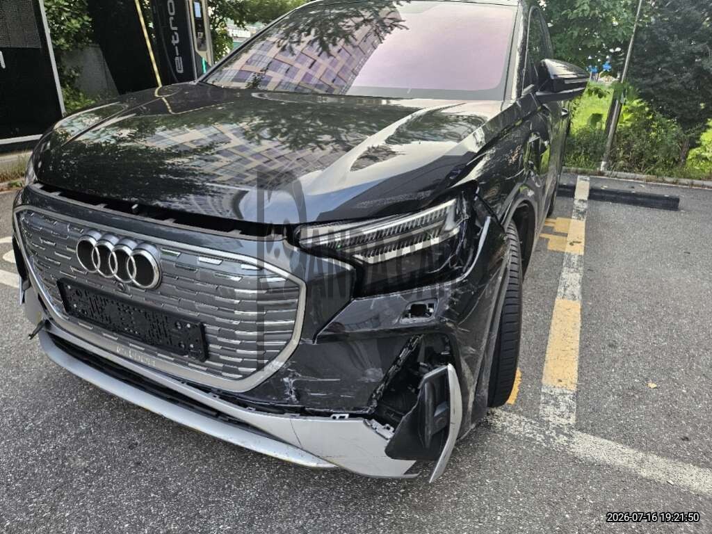 2025 Audi Q4 Sportback 45 e-tron, photograph 2