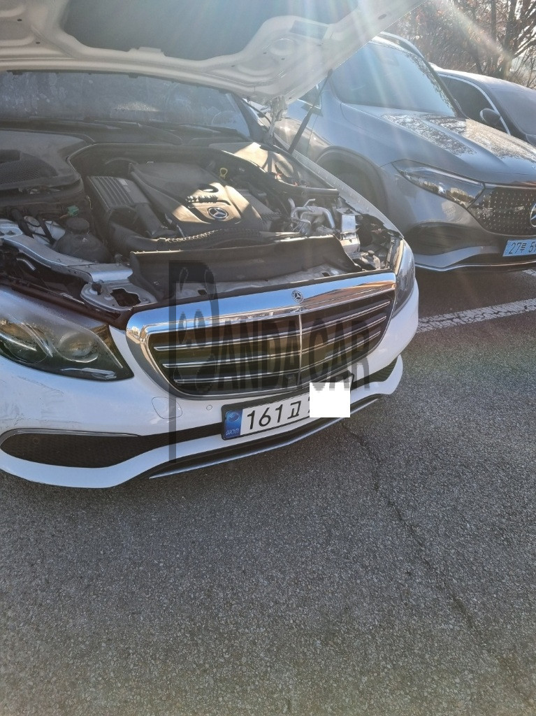 2020 Mercedes-Benz E300 e 4MATIC, photograph 1