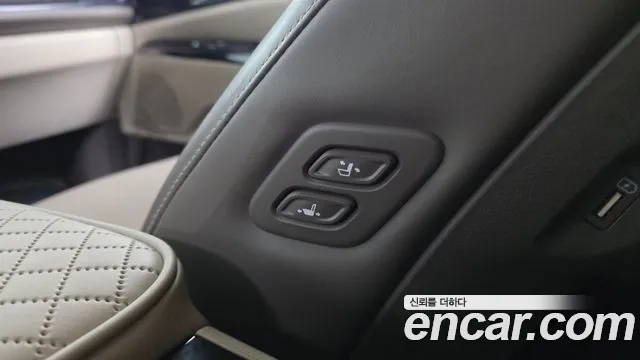 Kia Canival Diesel 9-Seater Hi-Limousine — photo 1 of 37