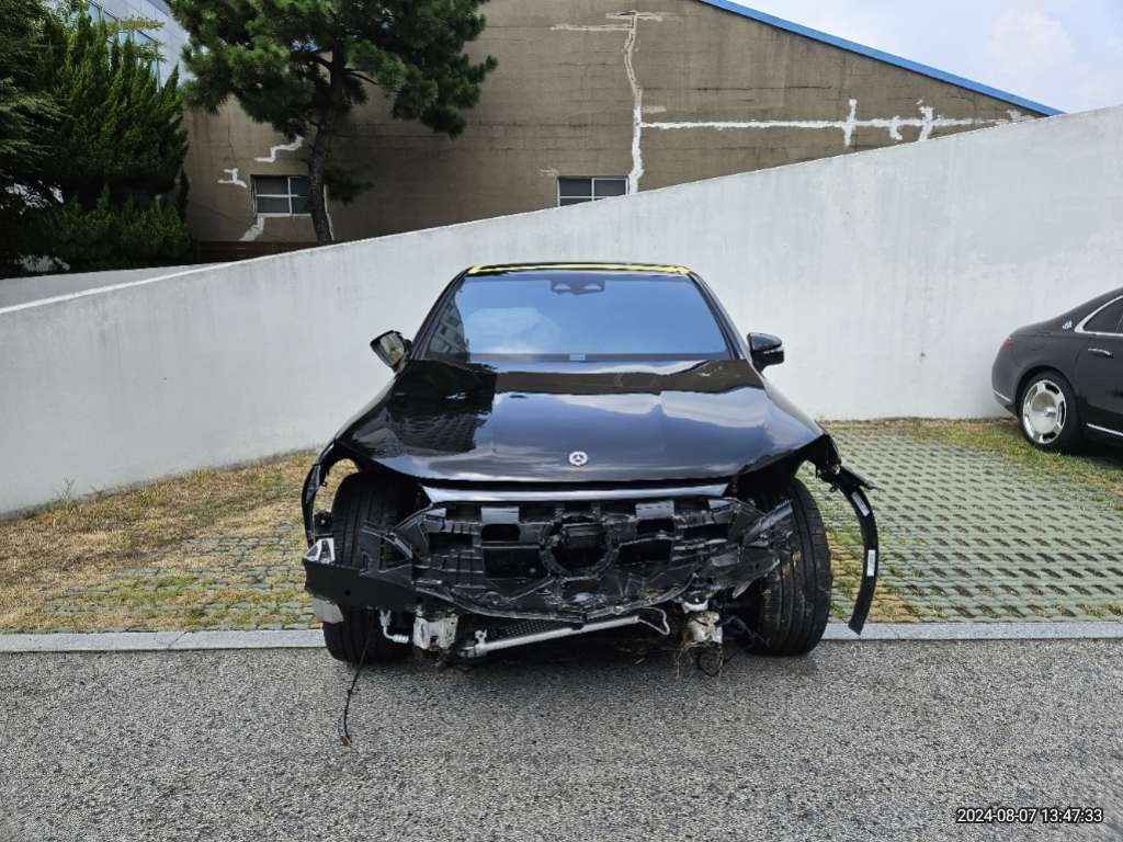 2023 Mercedes-Benz EQE500 4MATIC SUV, photograph 4