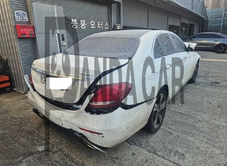 2017 Mercedes-Benz E300 4Matic, photograph 3
