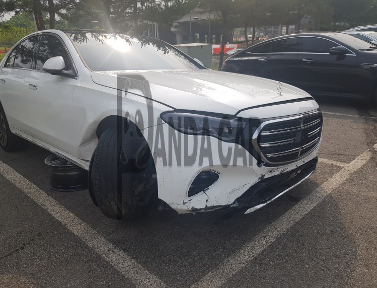 2025 Mercedes-Benz E 300 4MATIC, photograph 2