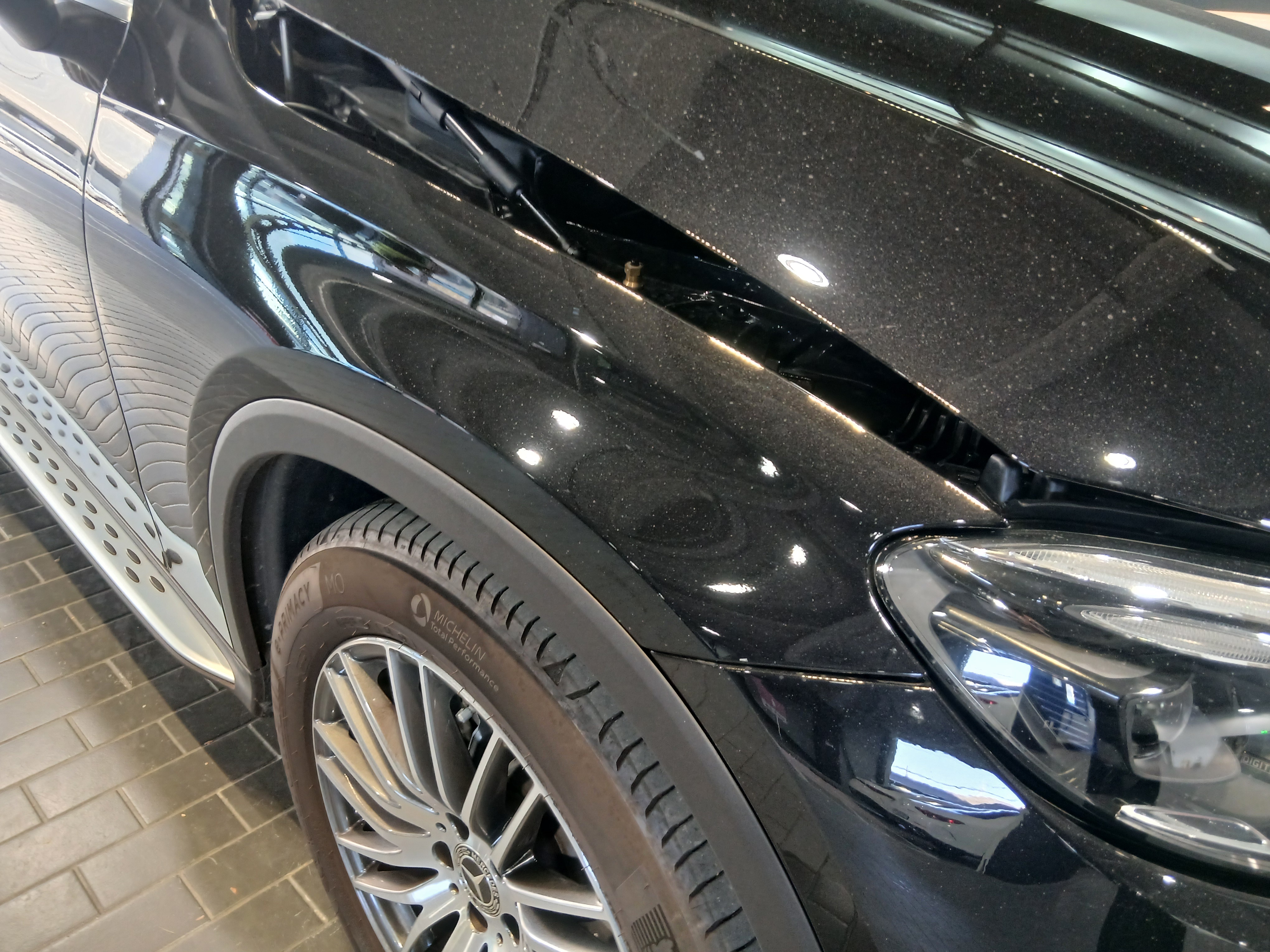 2025 Mercedes-Benz GLC300 4MATIC, photograph 5