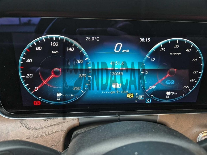 2021 Mercedes-Benz E300 e 4MATIC, photograph 2
