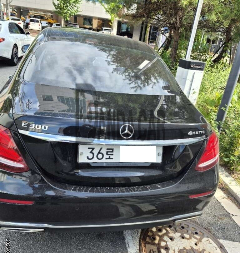 2017 Mercedes-Benz E200, photograph 1
