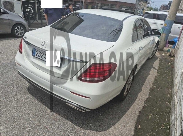 2017 Mercedes-Benz E200, photograph 4