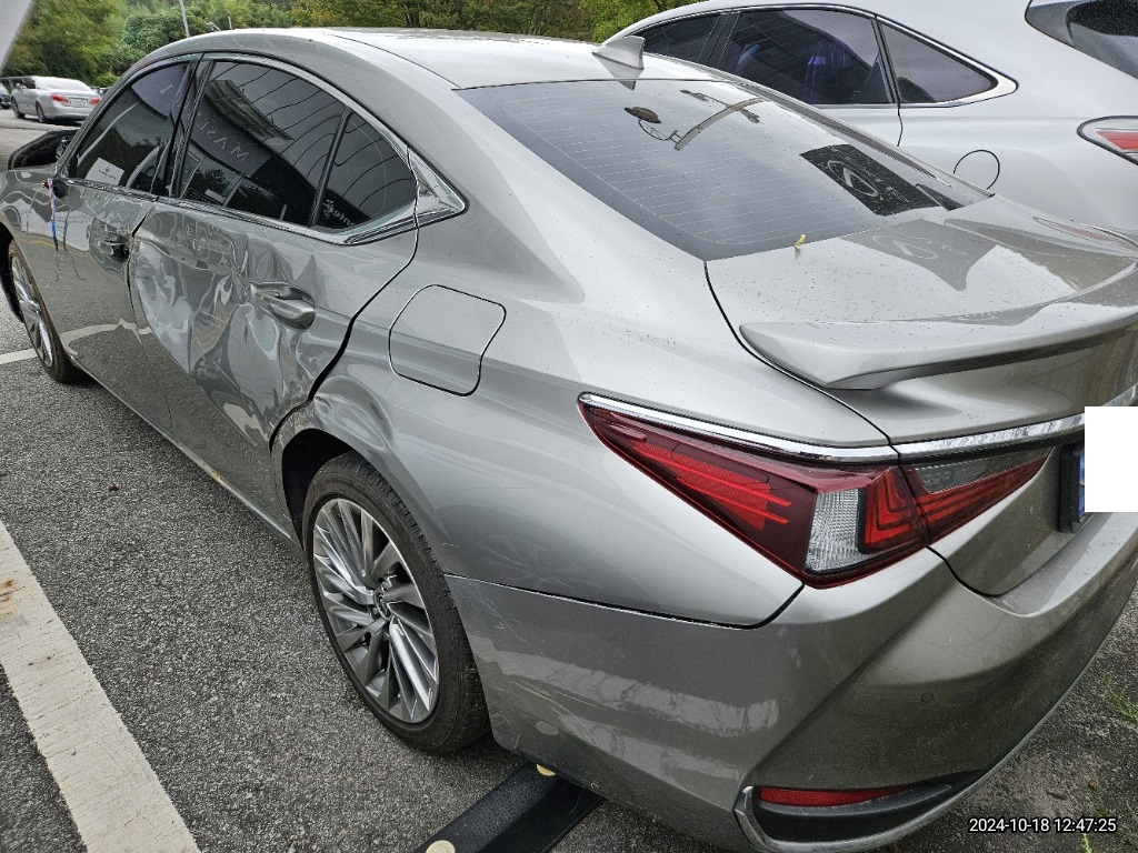 2023 Lexus ES300h, photograph 1