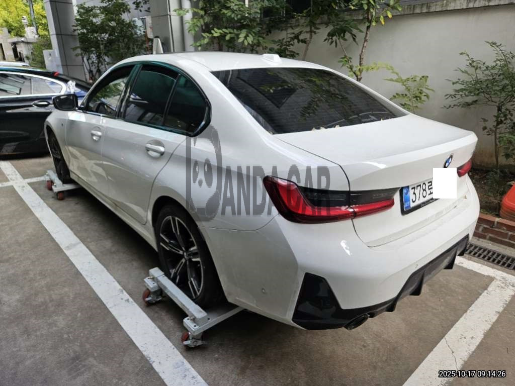 2025 BMW 320i, photograph 3