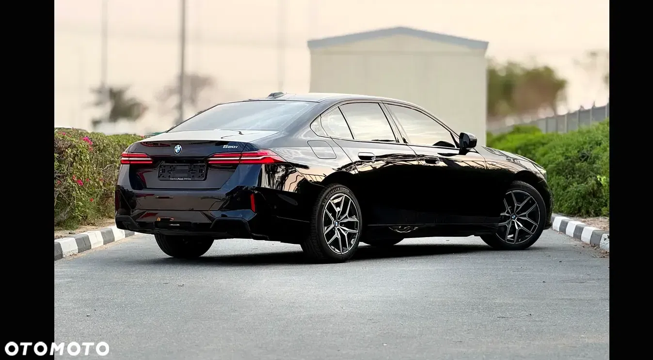 2023 BMW Seria 5, photograph 2