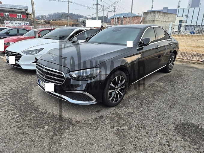 2021 Mercedes-Benz E300 e 4MATIC, photograph 3
