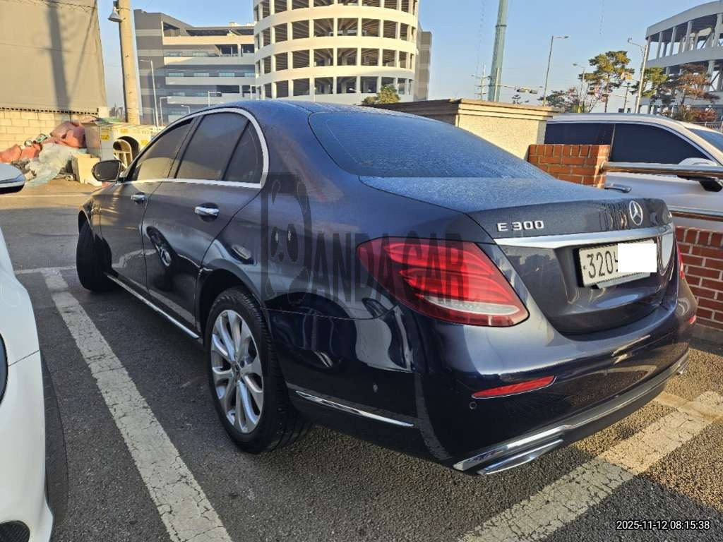 2020 Mercedes-Benz E 300 4MATIC, photograph 2