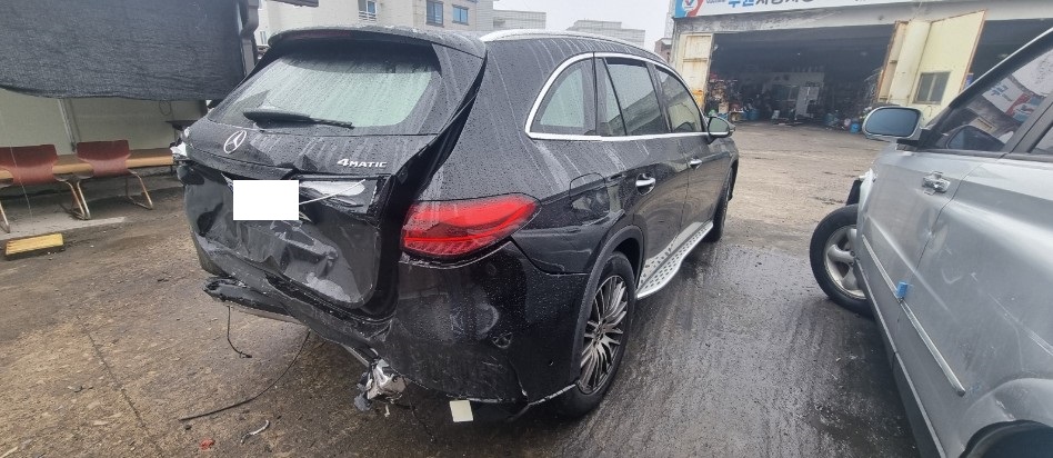 2025 Mercedes-Benz GLC300 4MATIC, photograph 2