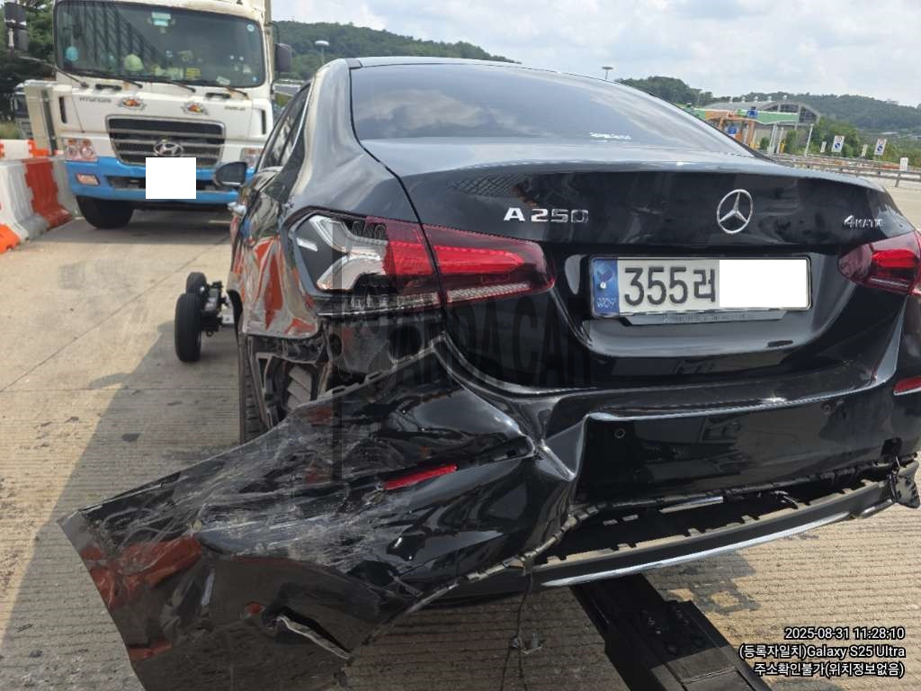 2021 Mercedes-Benz A250 4MATIC, photograph 2