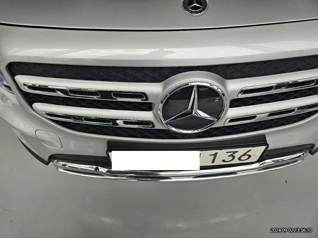 2021 Mercedes-Benz GLB220, photograph 2