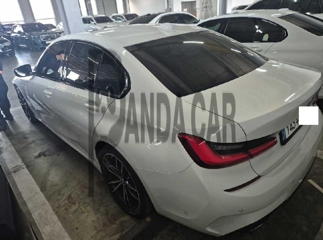 2021 BMW 330e, photograph 2