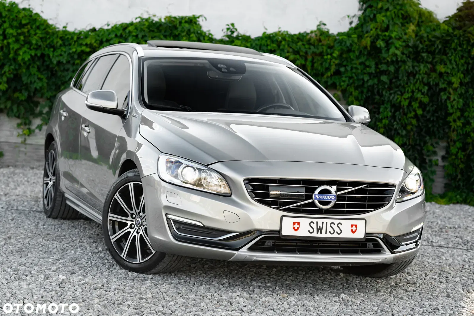 2014 Volvo V60 D6 AWD Plug-in Hybrid Momentum, photograph 1